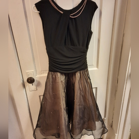 Black Fit and Flare Sleeveless Midi Dress for An Elegant Event - Picture 5 of 12